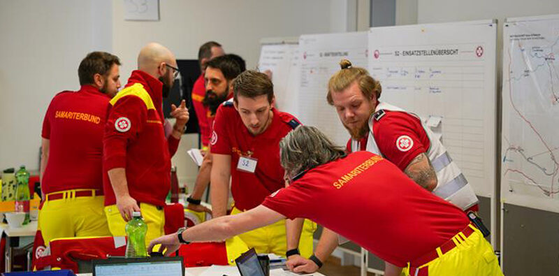 Einsatzleiter und Mitarbeiter:innen des Krisenstabs bei der Planung